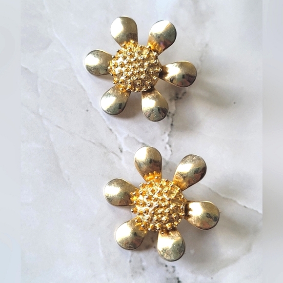 Jewelry - Vintage Gold Flower Clip On Earrings